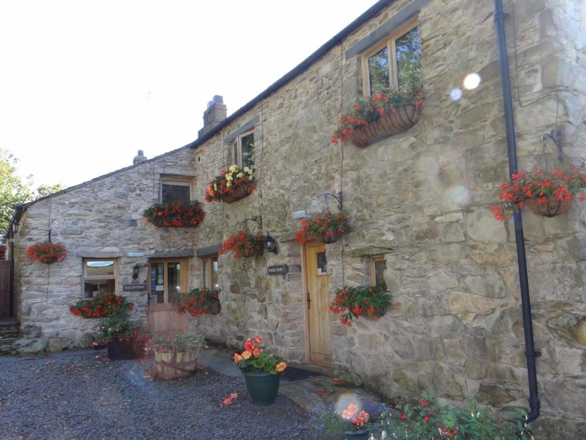 The Wayside And Whisky Barn Hotel Whitbeck Exterior foto